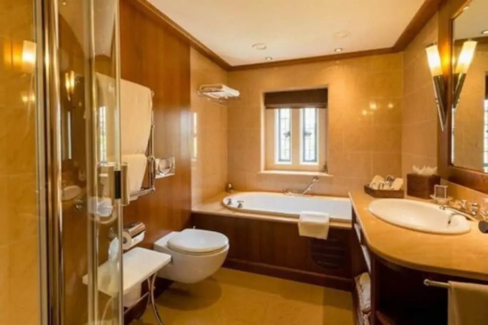 Luxuriöses Badezimmer mit Holzverkleidung und Badewanne