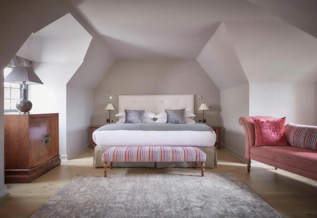 Gemütliche Suite mit Dachschrägen und Kingsize-Bett