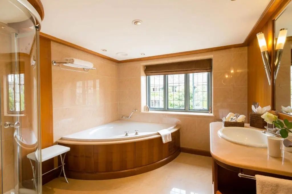 Helles Badezimmer mit runder Badewanne und großem Fenster