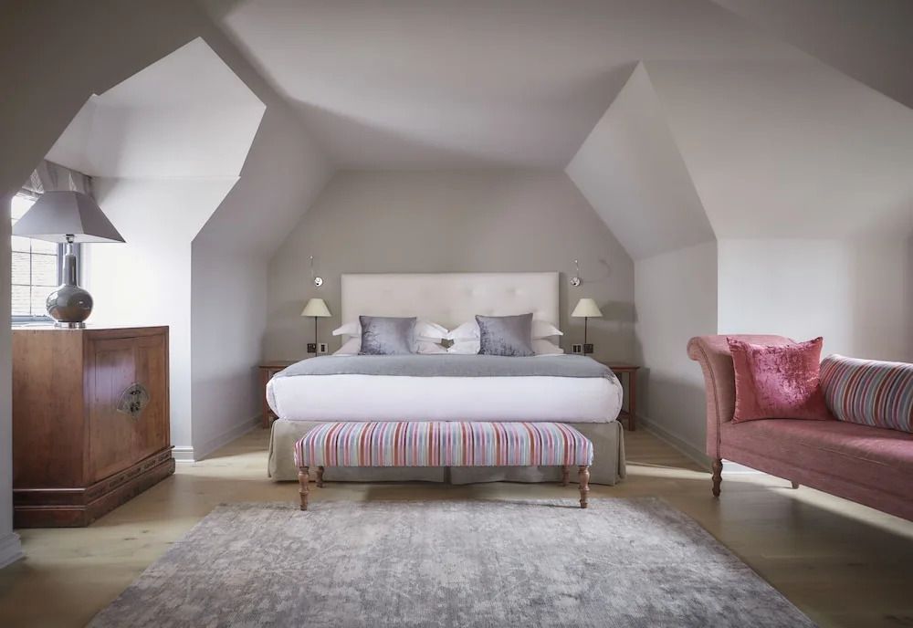 Helles Superior Zimmer mit Kingsize-Bett und stilvollen Möbeln