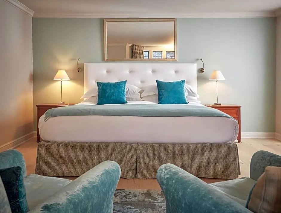 Luxuriöses Schlafzimmer mit großen blauen Akzentkissen