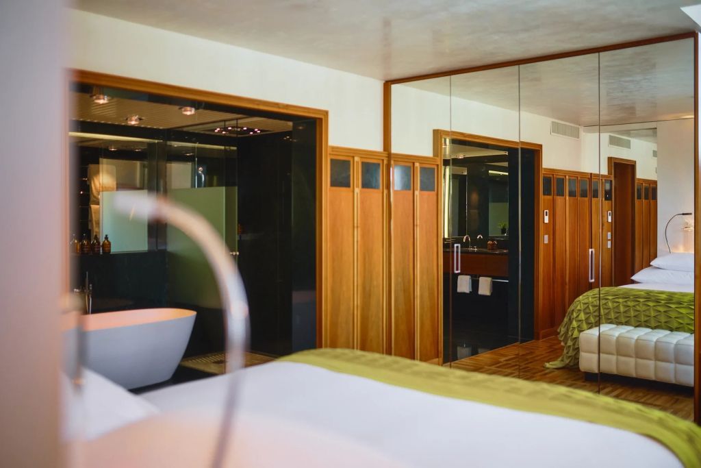 Helles Schlafzimmer mit modernem Design und Badewanne