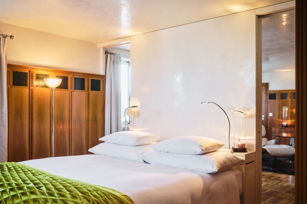 Gemütliches Schlafzimmer mit großem Doppelbett in einer Suite
