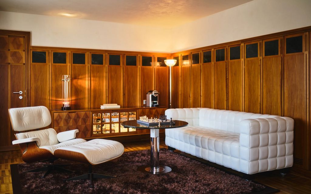 Luxuriöser Wohnbereich mit modernen Möbeln und Schachspiel