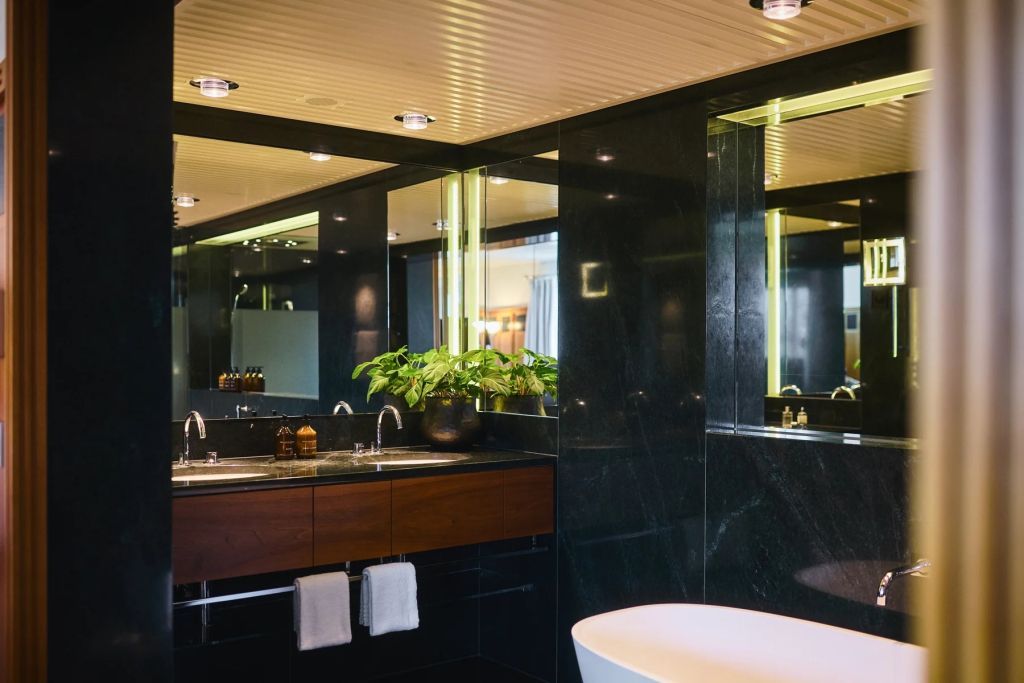 Modernes Badezimmer mit freistehender Badewanne und Pflanzen