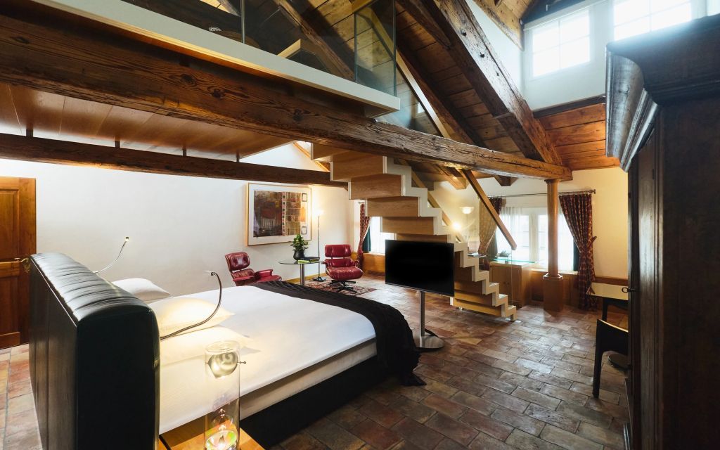Duplex Junior-Suite mit offener Holztreppe und modernem Design