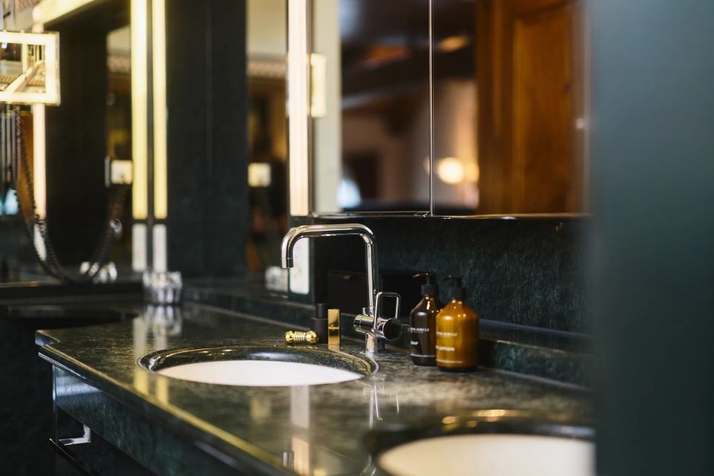 Luxuriöses Badezimmer mit Doppelwaschtisch und hochwertigen Armaturen