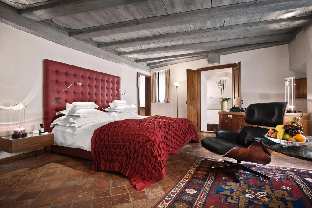 Luxuriöses Familienzimmer mit elegantem roten Kopfteil und designer Sessel