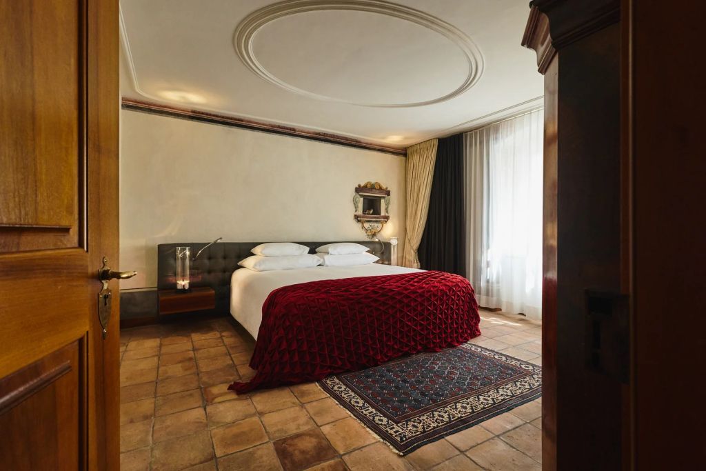 Geschmackvoll eingerichtetes Schlafzimmer mit Doppelbett und luxuriöser Ausstattung