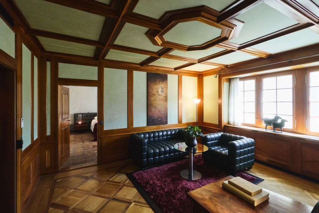Wohnbereich mit stilvollem Sofa und Holzelementen in edlem Ambiente