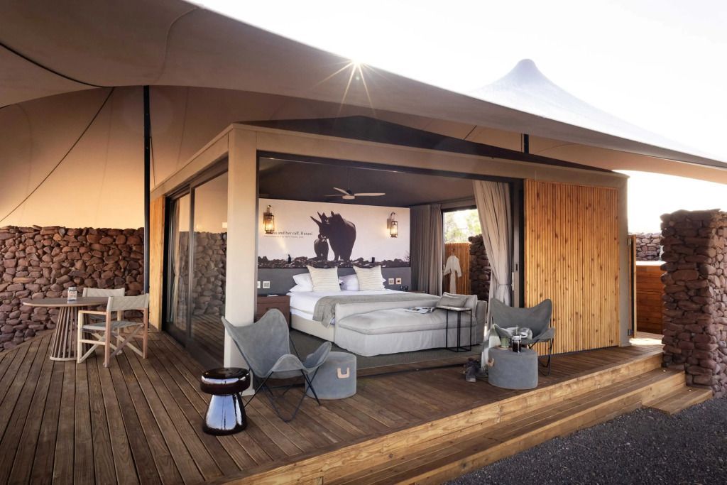 Gemütliches Schlafzimmer mit modernem Design und offener Terrasse im Wilderness Camp