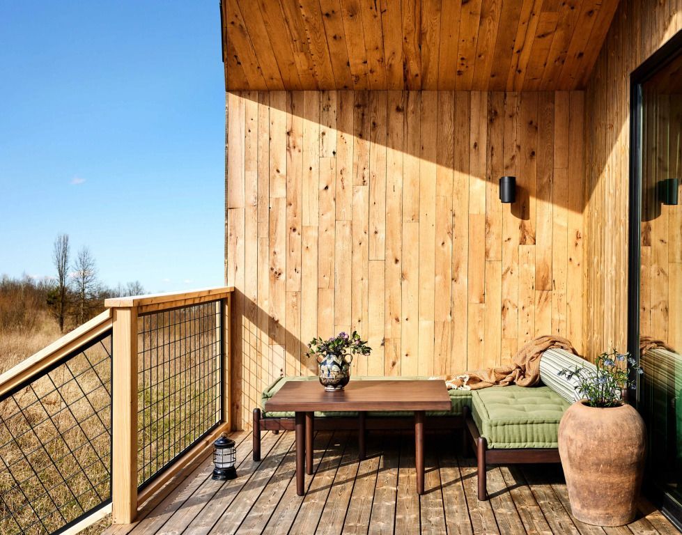 Private Terrasse mit Holzverkleidung und gemütlicher Sitzgelegenheit