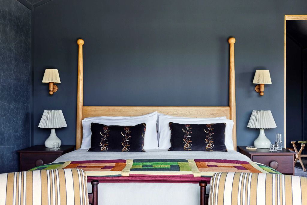Harmonisch dekoriertes Bett mit bunten Kissen und Tagesdecke im Hotelzimmer