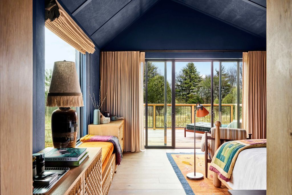 Helles Standardzimmer mit Zugang zur Terrasse und Blick auf die Natur