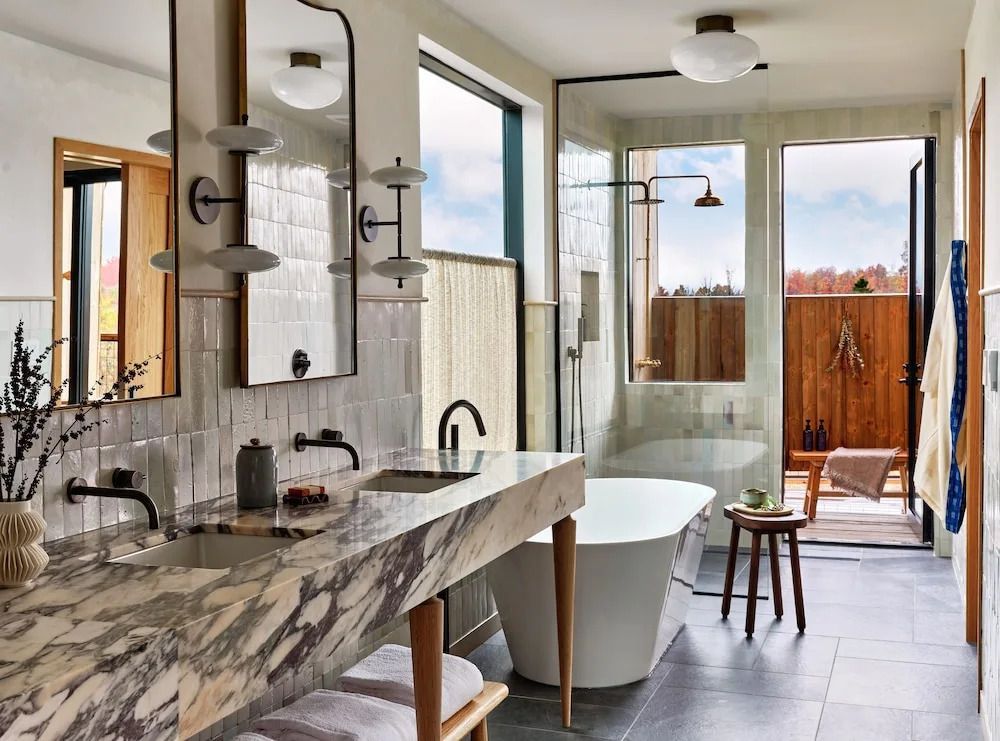 Modernes Badezimmer in einer Suite mit freistehender Badewanne