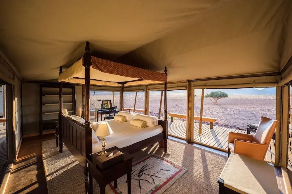 Luxuriöses Schlafzimmer im Wolwedans Boulders Camp mit Ausblick auf die Wüste