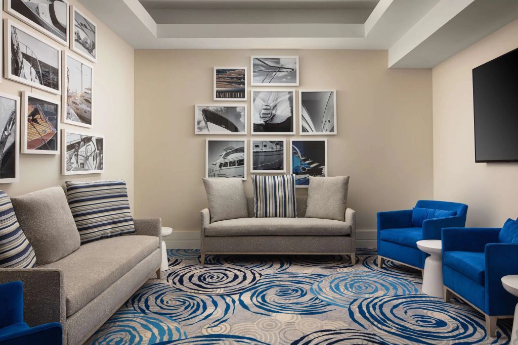 Eleganter Wohnbereich einer Suite mit stilvoller Dekoration und moderner Kunst an der Wand