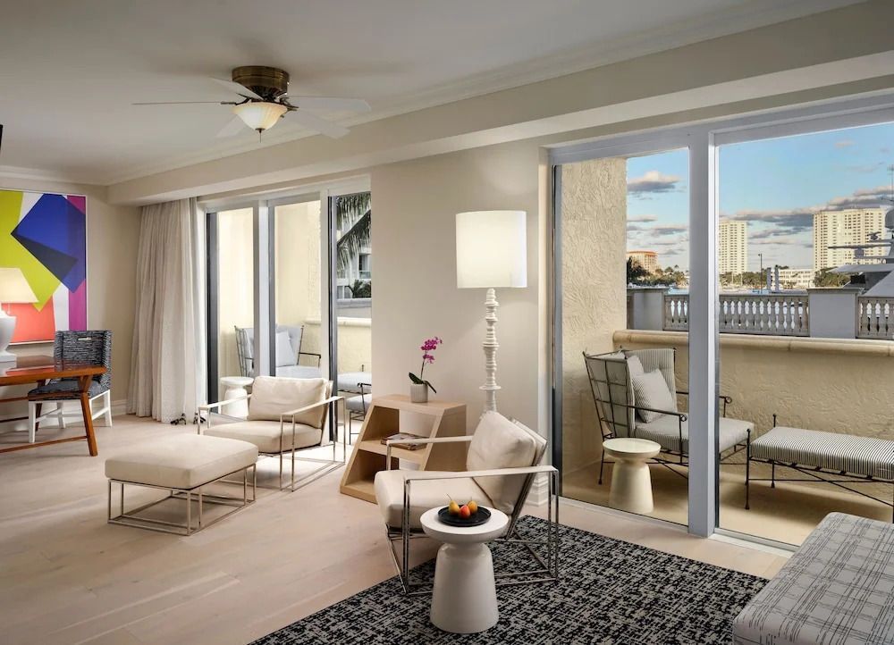 Helles Wohnzimmer mit moderner Einrichtung und Balkonzugang in der Suite