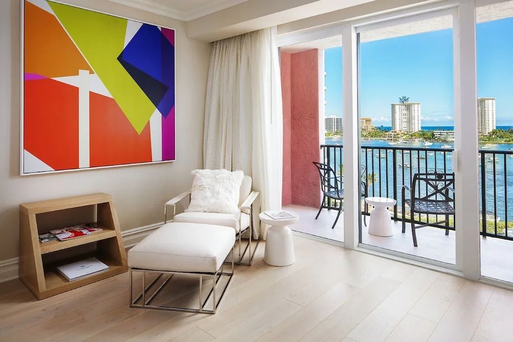 Elegantes Zimmer mit Lounge-Bereich und Meerblick vom Balkon