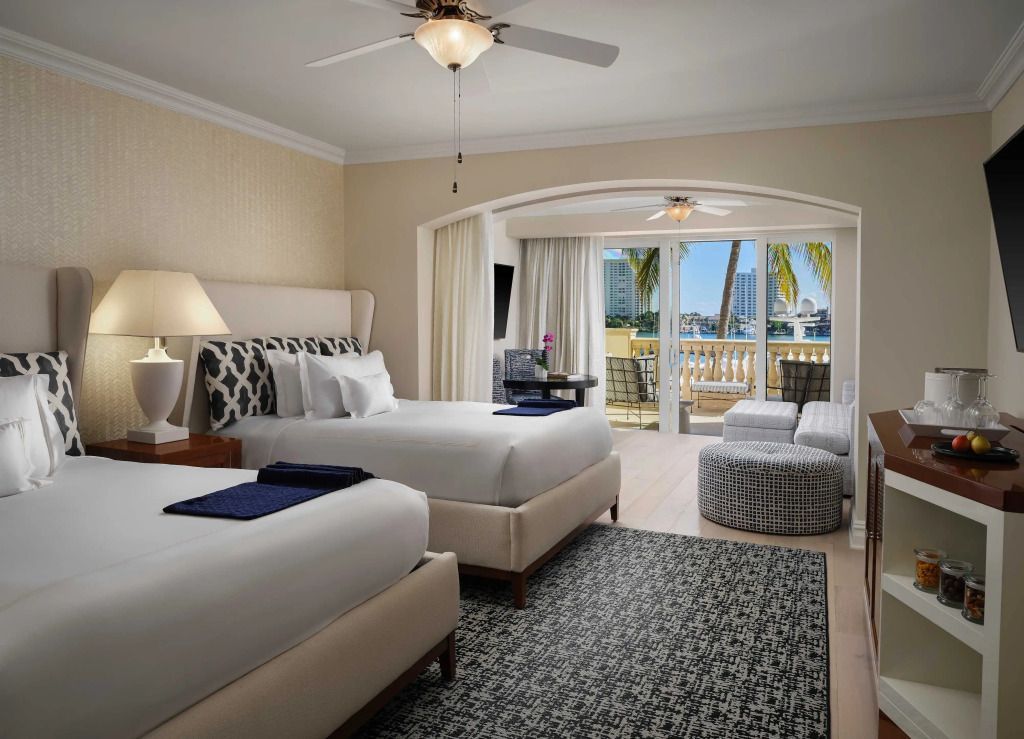 Vierer Junior-Suite mit Balkon, elegante Einrichtung und Meerblick.