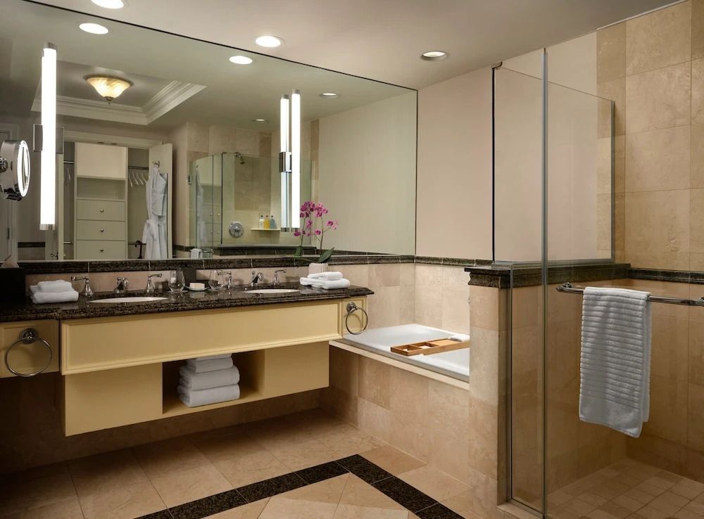 Geräumiges Badezimmer mit Dusche und Badewanne, elegantem Design.