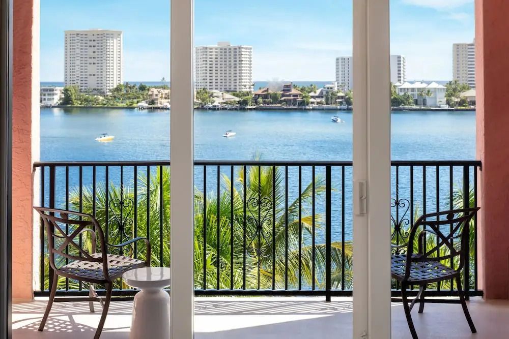 Balkon mit atemberaubendem Meerblick und Sitzgelegenheiten.