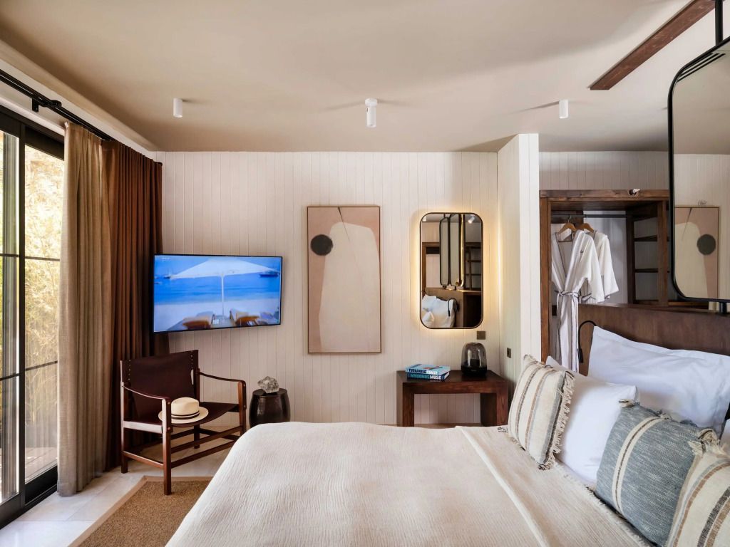 Stilvolles Zimmerdesign mit Wanddekoration und Fernseher.