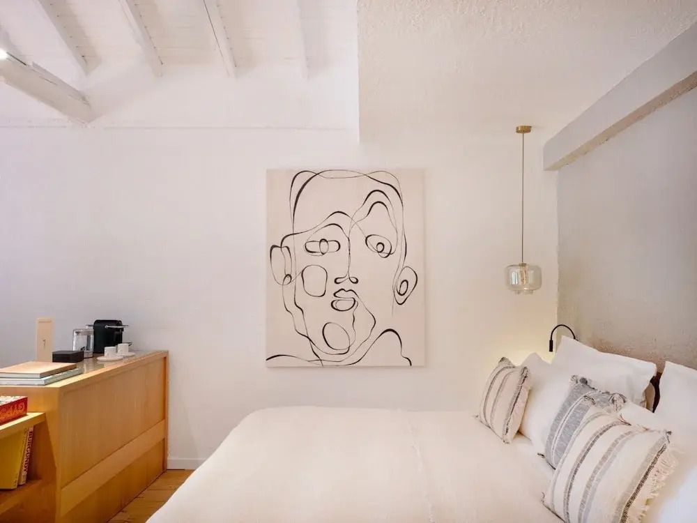 Modern eingerichtetes Schlafzimmer einer Suite mit Kunstwerk an der Wand