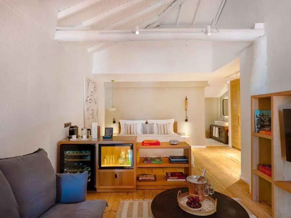 Offener Wohnbereich der Suite mit Minibar und gemütlicher Sitzecke
