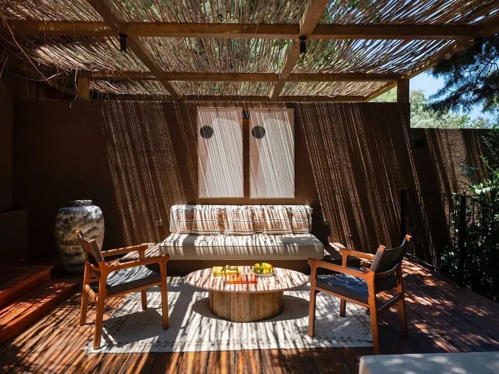 Schattige Terrasse mit gemütlichen Sitzgelegenheiten und Holzakzenten