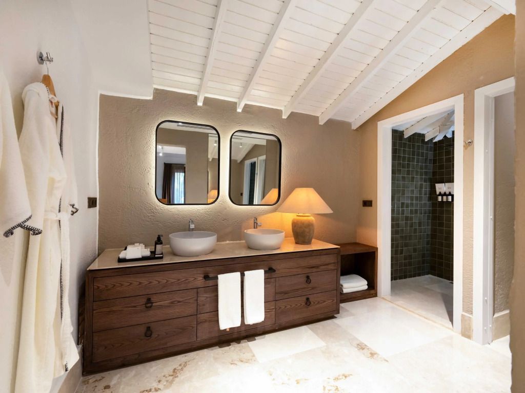 Luxuriöses Badezimmer mit Doppelwaschbecken und stilvoller Beleuchtung.