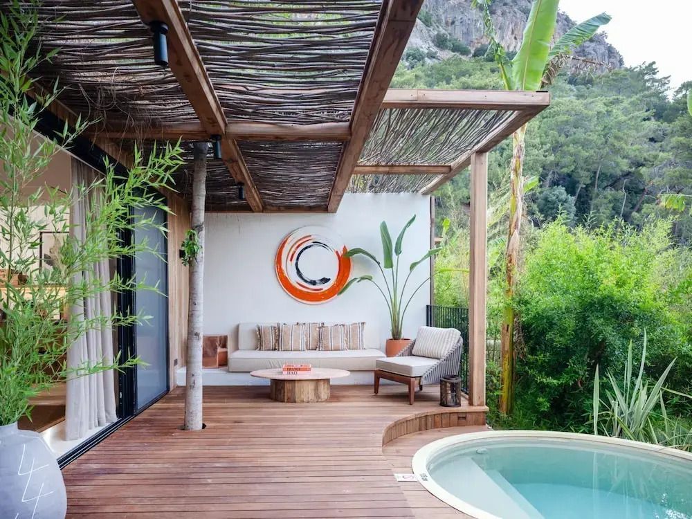 Gartenbereich mit gemütlicher Sitzecke und Whirlpool