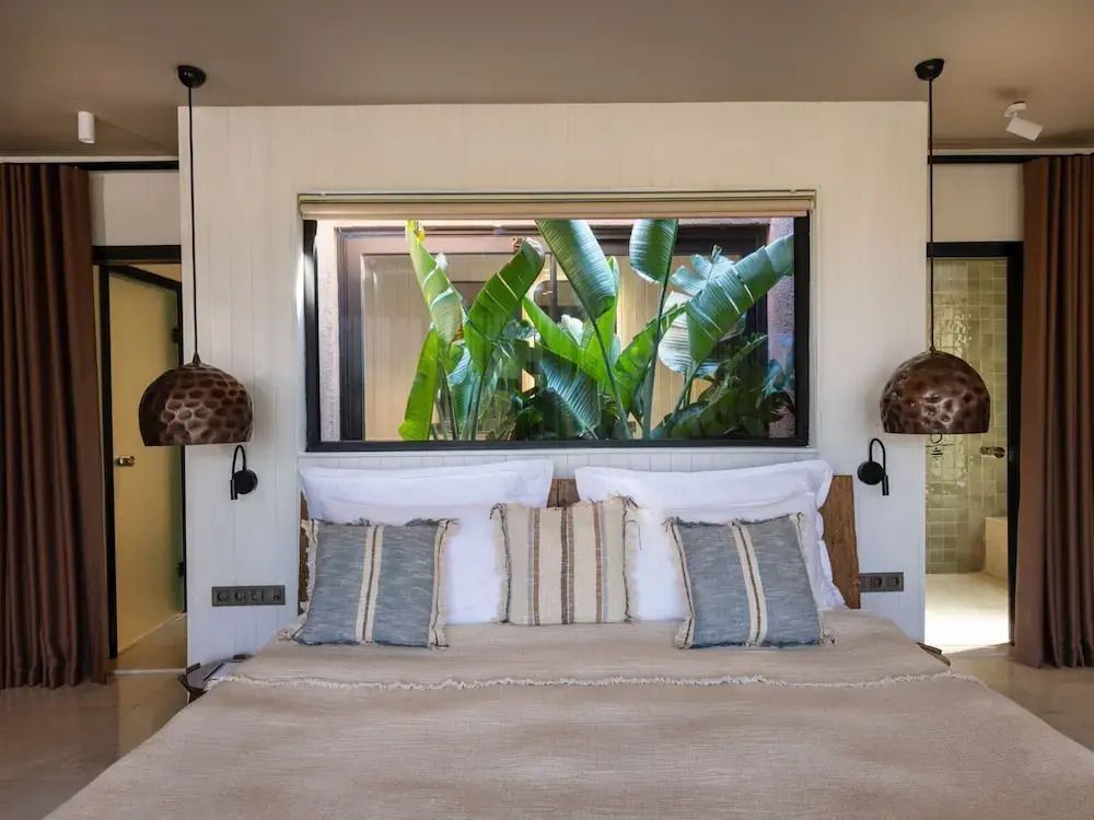 Luxuriöses Schlafzimmer mit Blick auf einen Garten
