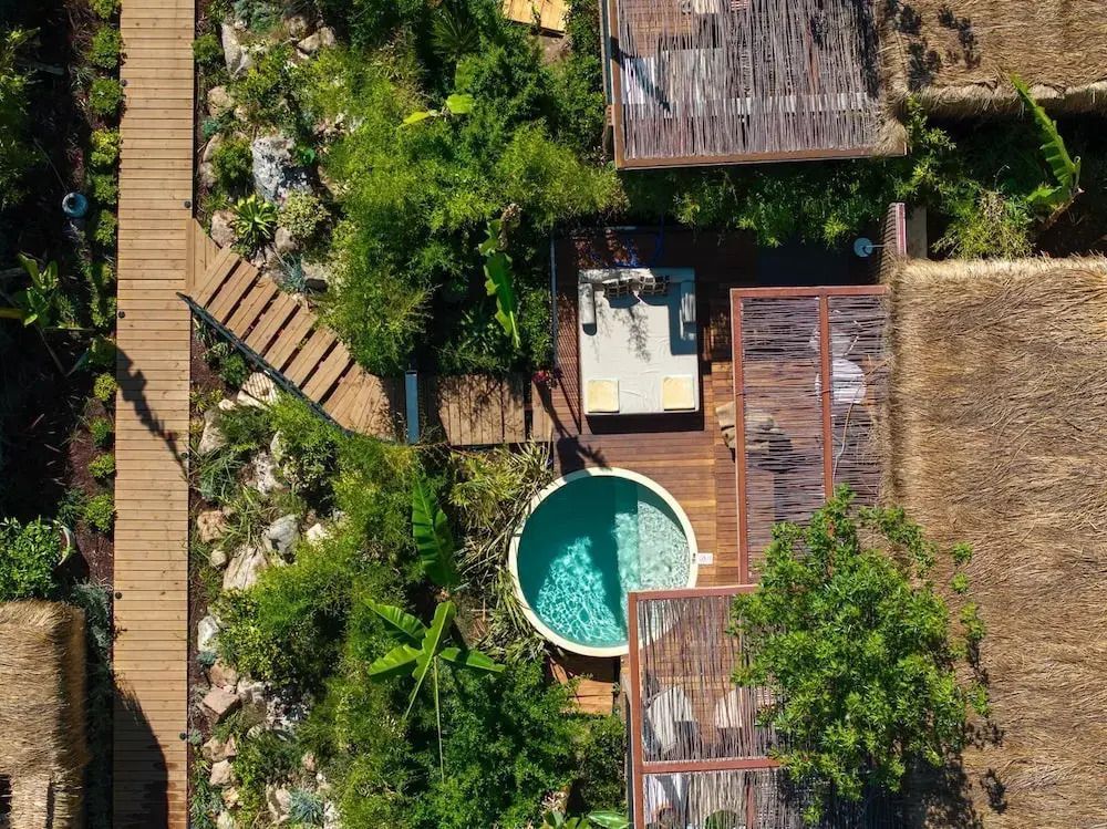 Vogelperspektive auf Gartenanlage mit Whirlpool