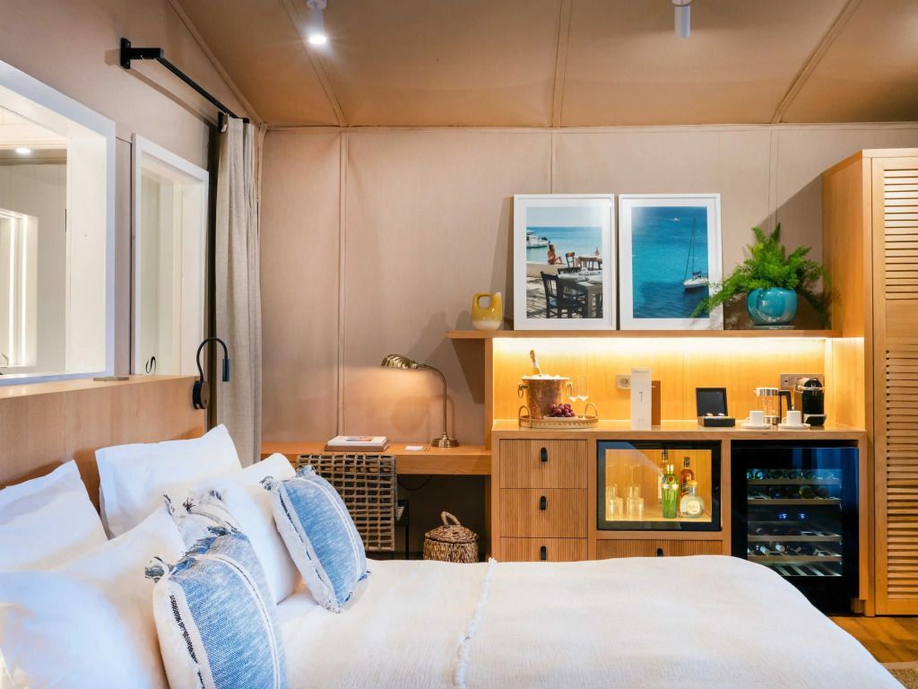 Nahaufnahme eines stilvollen Hotelzimmerbereichs mit Minibar und Dekorationen.
