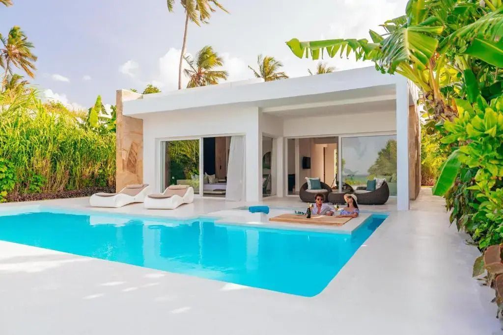 Moderne Villa mit privatem Pool und Terrasse ausgestattet mit bequemen Sonnenliegen