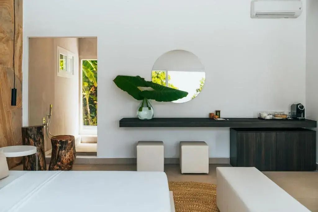 Helles Interieur mit Spiegel und Pflanzenakzenten in der Villa