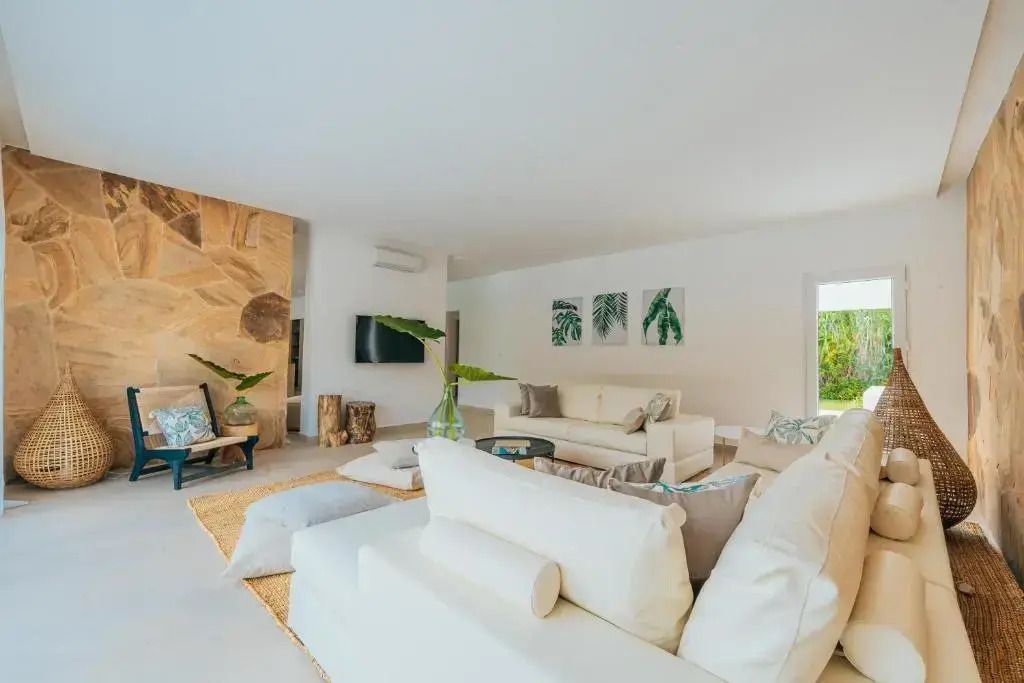 Helles Wohnzimmer mit modernen Möbeln und Dekorationen