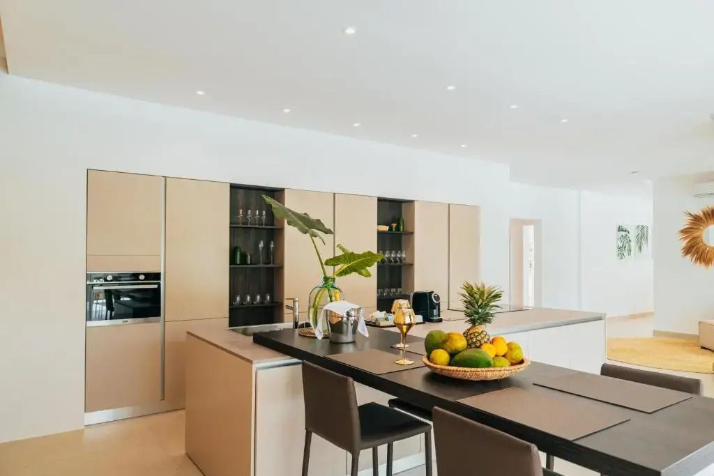 Moderne Küche mit großem Tisch und Dekorationen