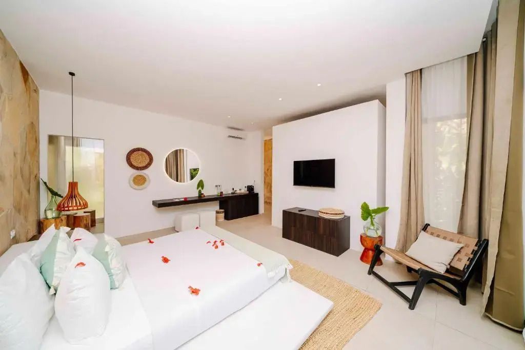 Helles Schlafzimmer mit Doppelbett und moderner Einrichtung