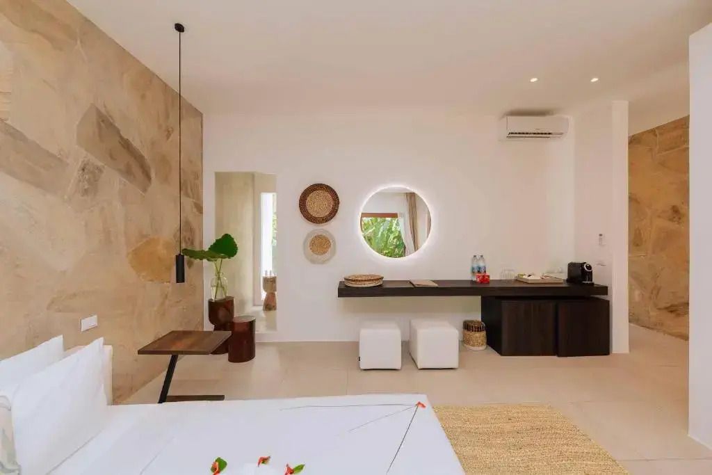 Elegantes Zimmerdesign mit modernem Schminktisch und Dekorationen