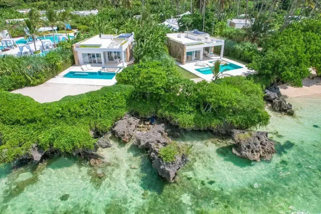Luxusvillen mit privaten Pools am Meer in tropischer Umgebung