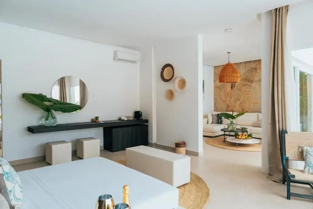 Moderner Wohnbereich der Superior Doppel Villa mit stilvollen Möbeln