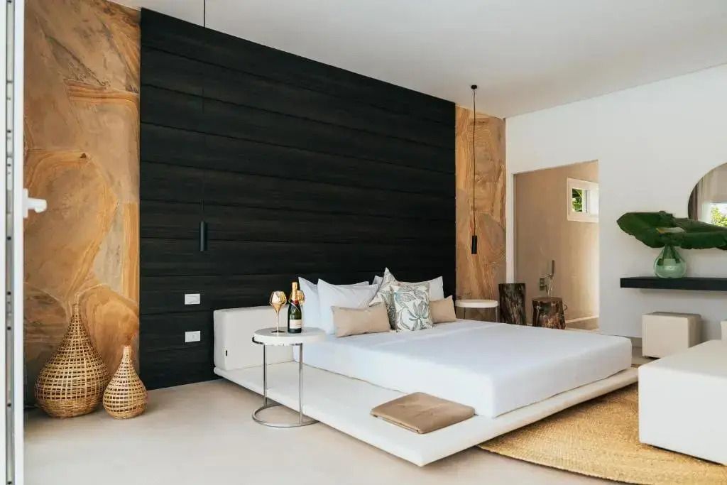 Schlafbereich mit luxuriösem Doppelbett und eleganter Dekoration