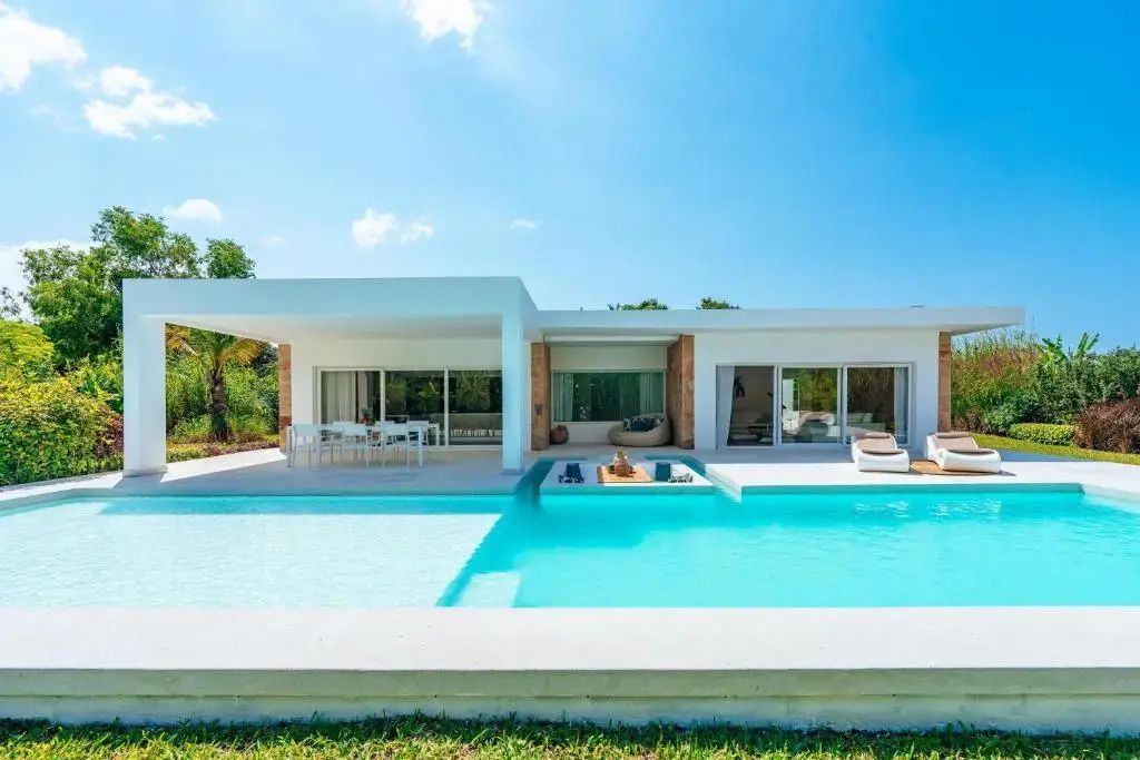 Moderne Villa mit großem Pool und geräumiger Terrasse im Ycona Luxury Resort