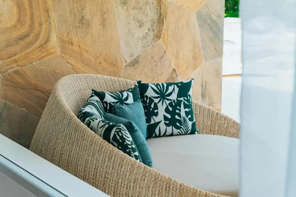 Gemütlicher Loungesessel mit stilvollen Kissen in der Villa des Ycona Luxury Resorts