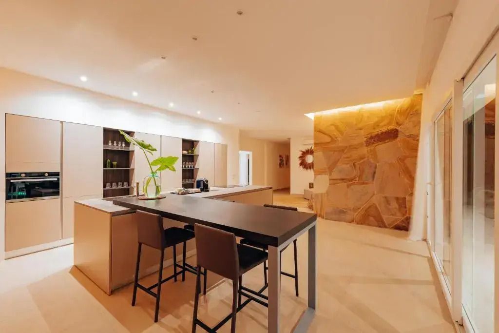 Eleganter Essbereich mit gemütlicher Beleuchtung in der Villa des Ycona Luxury Resorts
