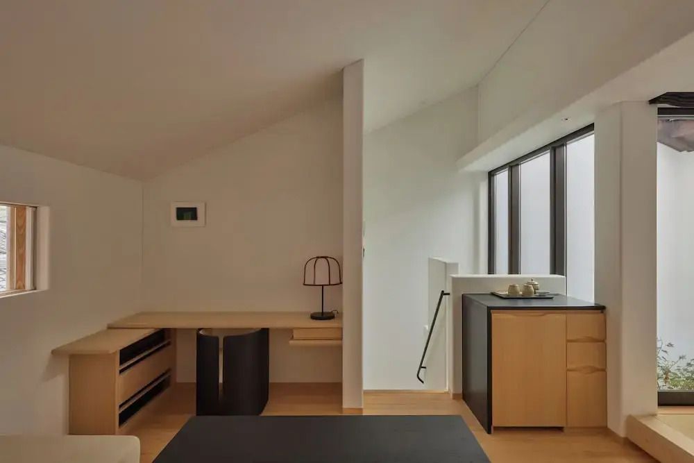 Helles Zimmer mit modernem Schreibtisch und minimalistischer Einrichtung