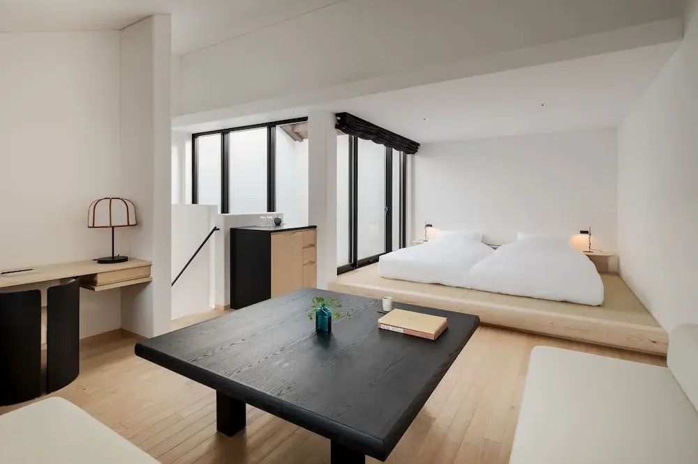 Deluxe Doppelzimmer mit zwei Betten und großen Fensterfronten