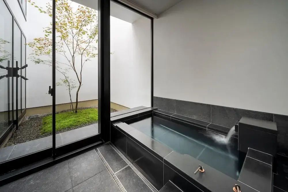 Elegantes Badezimmer mit großzügiger Badewanne und Fenster